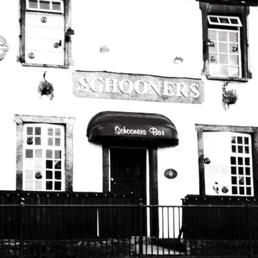 Stunning 2-Bed Apartment Above Schooners Bar Neath Exterior photo