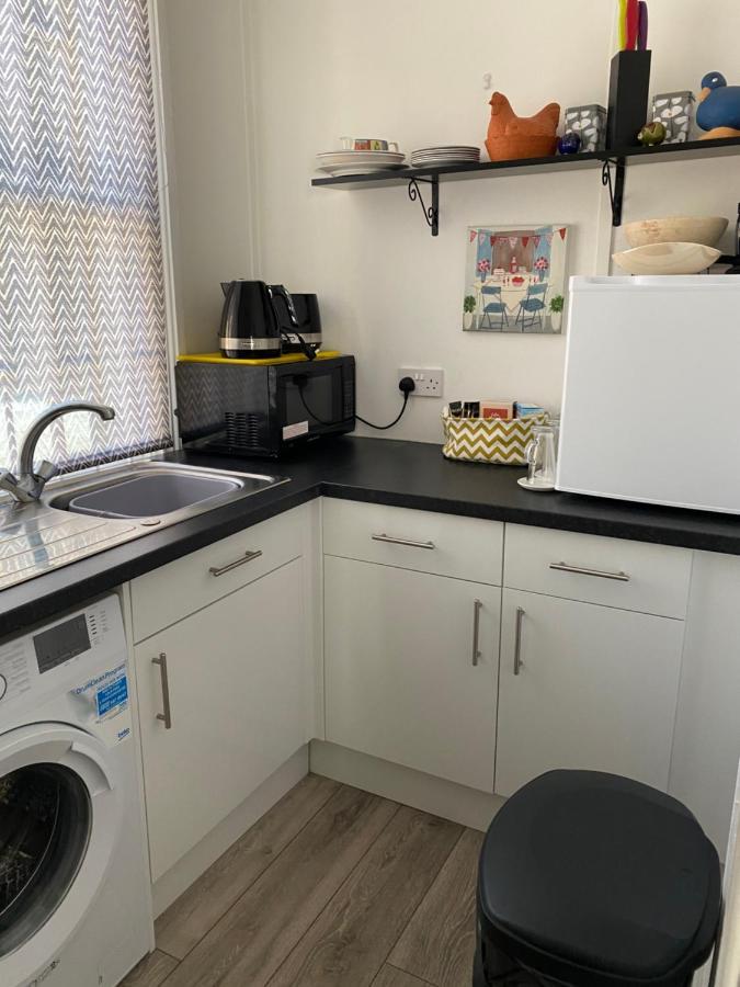 Stunning 2-Bed Apartment Above Schooners Bar Neath Exterior photo